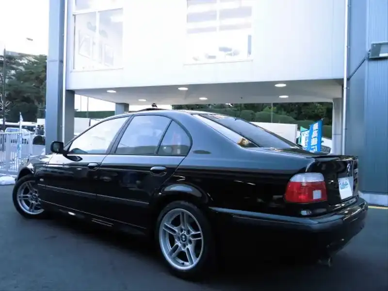 カタログ画像：５シリーズ（5 SERIES） ５４０ｉ Ｍスポーツパッケージ 2002年6月 GH-DN44 4400cc ブラック・サファイア 燃費7.1km / l  バック