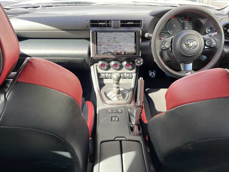 カタログ画像：ＧＲ８６（GR86） ＲＺ ４０ｔｈアニバーサリーリミテッド 2023年9月 3BA-ZN8 2400cc クリスタルホワイトパール 燃費11.9km / l 内装
