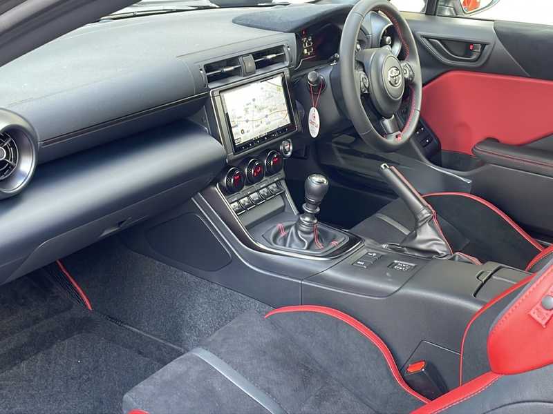 カタログ画像：ＧＲ８６（GR86） ＲＺ ４０ｔｈアニバーサリーリミテッド 2023年9月 3BA-ZN8 2400cc クリスタルホワイトパール 燃費11.9km / l 内装
