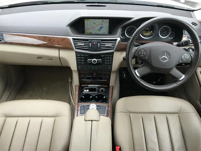 カタログ画像：Ｅクラスステーションワゴン（E-CLASS STATIONWAGON） Ｅ３００ ステーションワゴン 2010年8月 DBA-212254C 3000cc カルサイトホワイト（Ｓ） 燃費9.2km / l  内装