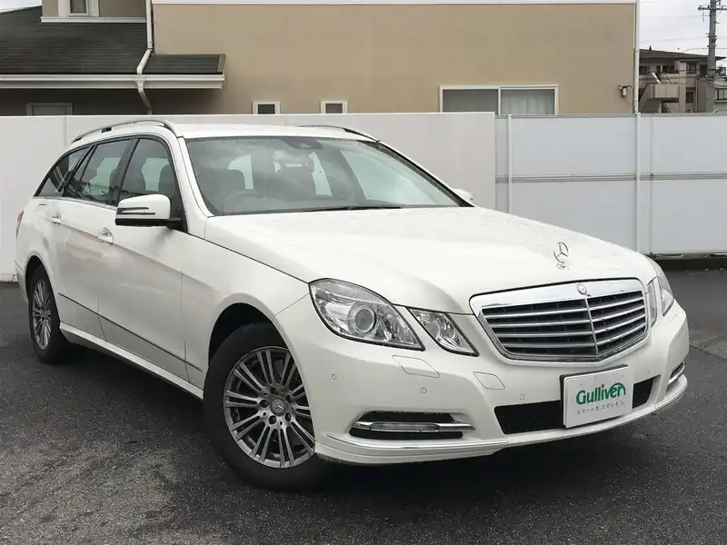 カタログ画像：Ｅクラスステーションワゴン（E-CLASS STATIONWAGON） Ｅ３００ ステーションワゴン 2010年8月 DBA-212254C 3000cc カルサイトホワイト（Ｓ） 燃費9.2km / l  メイン