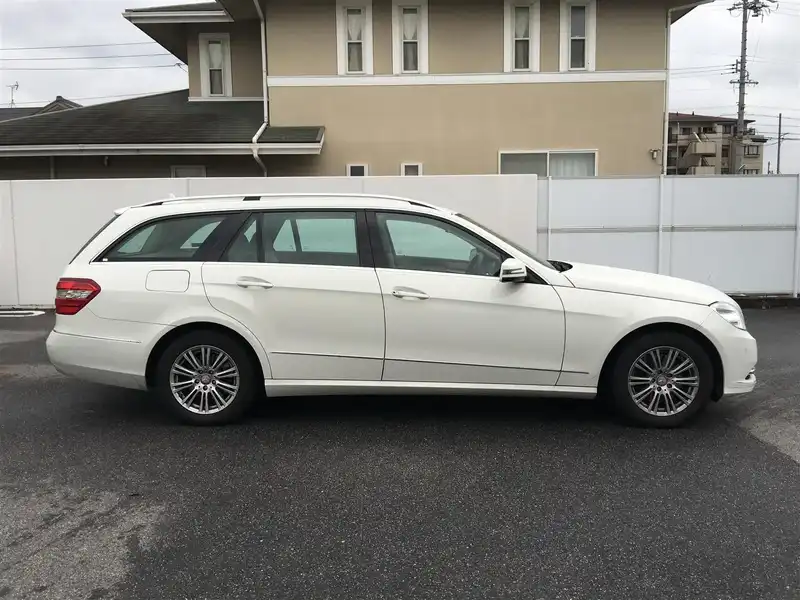 カタログ画像：Ｅクラスステーションワゴン（E-CLASS STATIONWAGON） Ｅ３００ ステーションワゴン 2010年8月 DBA-212254C 3000cc カルサイトホワイト（Ｓ） 燃費9.2km / l  外装