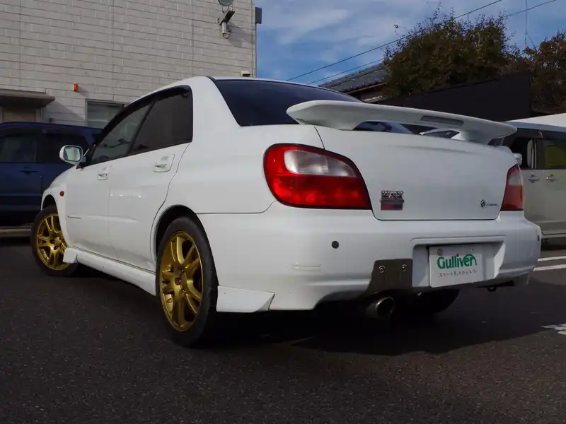 カタログ画像：インプレッサＷＲＸ（IMPREZA WRX） ＳＴｉ 2000年10月 GH-GDB 2000cc ピュアホワイト 燃費10.4km / l  バック