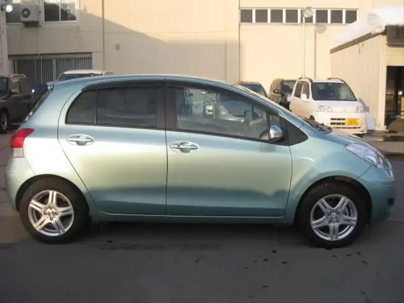 カタログ画像：ヴィッツ（VITZ） Ｕ 2007年8月 DBA-KSP90 1000cc ターコイズメタリック 燃費22.0km / l  外装