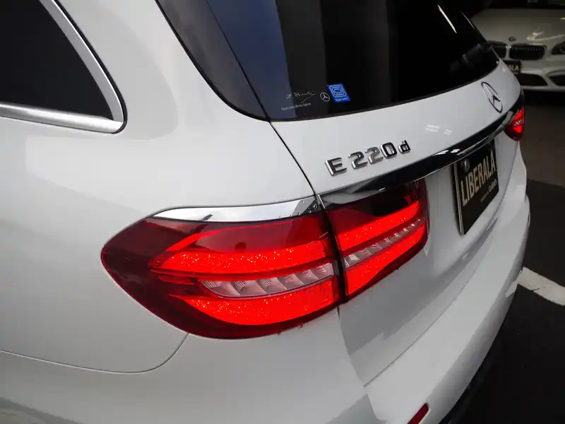 カタログ画像：Ｅクラスステーションワゴン（E-CLASS STATIONWAGON） Ｅ２２０ｄ ステーションワゴン アバンギャルド スポーツ（本革仕様） 2017年8月 LDA-213204C 2000cc ポーラーホワイト（Ｓ） 燃費20.0km / l 外装