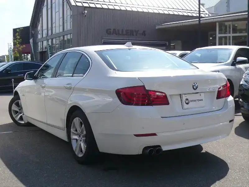 カタログ画像：５シリーズ（5 SERIES） ５２８ｉ 2010年3月 DBA-FR30 3000cc アルピン・ホワイトⅢ 燃費10.4km / l バック