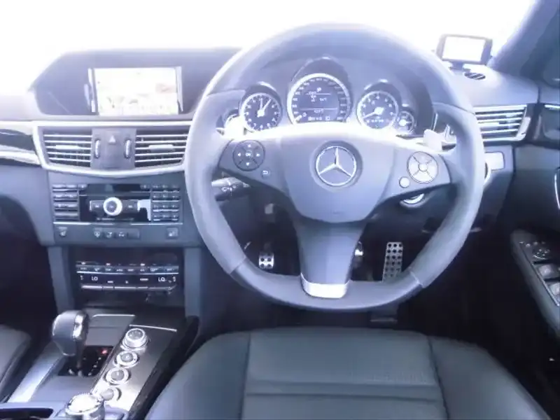 カタログ画像：Ｅクラス（E-CLASS） Ｅ６３ ＡＭＧ 2010年8月 CBA-212077 6300cc ブラック（Ｓ）orオブシディアンブラック（Ｍ） 燃費6.1km / l  内装