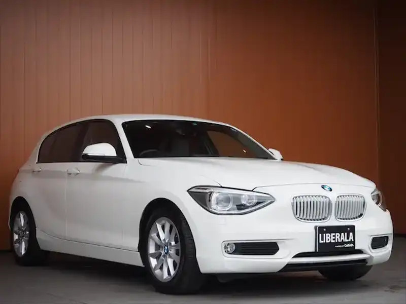 カタログ画像：１シリーズ（1 SERIES） １２０ｉ スタイル 2013年8月 DBA-1A16 1600cc アルピン・ホワイトⅢ（ソリッド・カラー） 燃費16.6km / l メイン