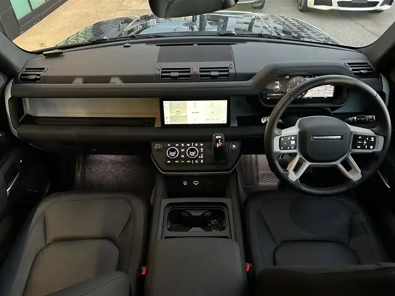 カタログ画像：ディフェンダー（DEFENDER） カウンティ エクステリアパック キュレーテッドフォージャパン 2023年12月 3CA-LE72WAB 3000cc サントリーニブラック（メタリック） 燃費9.9km / l 内装