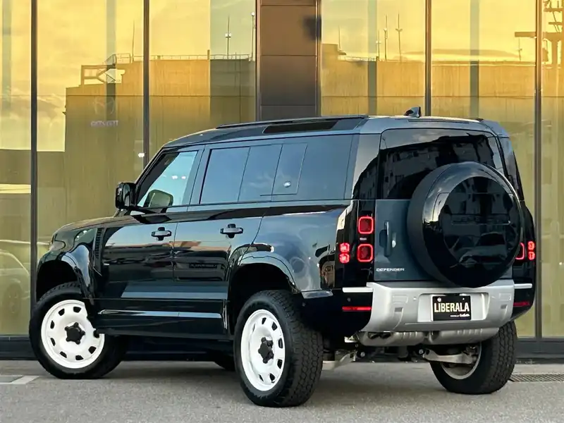 カタログ画像：ディフェンダー（DEFENDER） カウンティ エクステリアパック キュレーテッドフォージャパン 2023年12月 3CA-LE72WAB 3000cc サントリーニブラック（メタリック） 燃費9.9km / l バック