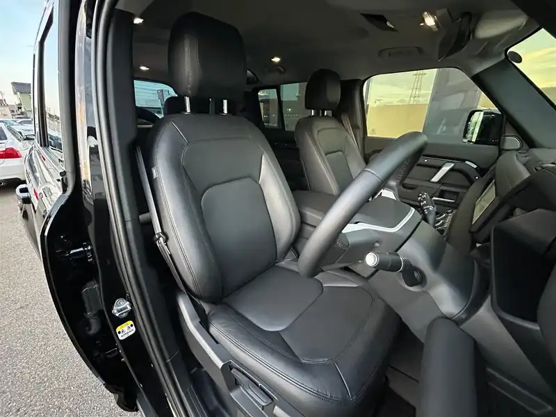 カタログ画像：ディフェンダー（DEFENDER） カウンティ エクステリアパック キュレーテッドフォージャパン 2023年12月 3CA-LE72WAB 3000cc サントリーニブラック（メタリック） 燃費9.9km / l 内装