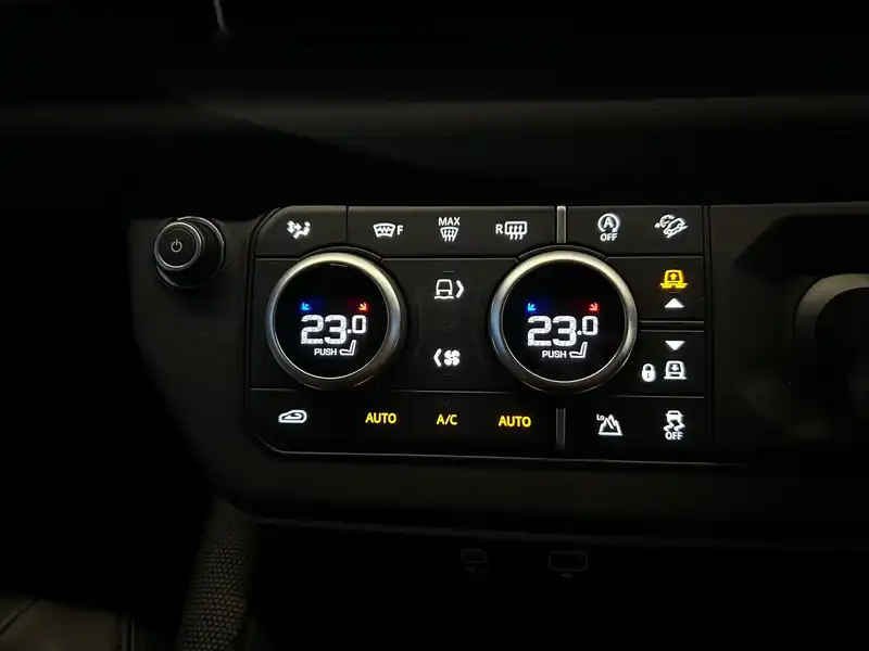 カタログ画像：ディフェンダー（DEFENDER） カウンティ エクステリアパック キュレーテッドフォージャパン 2023年12月 3CA-LE72WAB 3000cc サントリーニブラック（メタリック） 燃費9.9km / l 内装