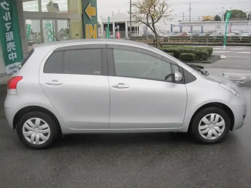 カタログ画像：ヴィッツ（VITZ） ＦリミテッドⅡ 2009年8月 DBA-SCP90 1300cc シルバーマイカメタリックorミディアムシルバーメタリック 燃費20.0km / l  外装