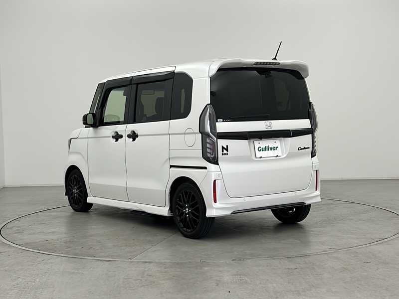 カタログ画像：Ｎ－ＢＯＸカスタム（N-BOX CUSTOM） ターボ 2023年10月 6BA-JF5 660cc プラチナホワイト・パール 燃費20.3km / l 外装