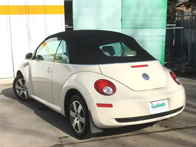 カタログ画像：ニュービートルカブリオレ（NEW BEETLE CABRIOLET） ＬＺ 2008年1月 ABA-1YAZJ 2000cc ハーベストムーンベージュ 燃費10.6km / l  バック