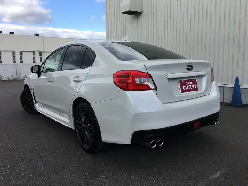 カタログ画像：ＷＲＸ ＳＴＩ（WRX STI） ＳＴＩ 2018年6月 CBA-VAB 2000cc クリスタルホワイト・パール 燃費9.4km / l バック