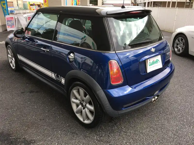 カタログ画像：ＭＩＮＩ（MINI） クーパーＳ 2002年3月 GH-RE16 1600cc インディ・ブルー 燃費11.6km / l  バック
