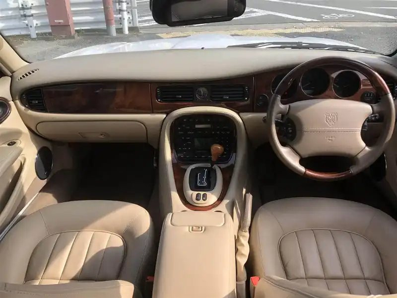 カタログ画像：ＸＪ（XJ） ＸＪ エグゼクティブ３．２－Ｖ８ 2001年6月 GF-J13KB 3200cc オニキスホワイト（ソリッド） 燃費6.7km / l  内装