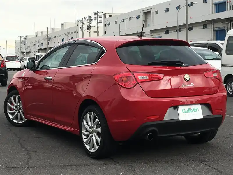 カタログ画像：ジュリエッタ（GIULIETTA） コンペティツィオーネ 2014年4月 ABA-940141 1400cc アルファレッド 燃費15.6km / l バック