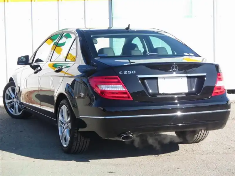 カタログ画像：Ｃクラス（C-CLASS） Ｃ２５０ ＣＧＩブルーエフィシェンシー アバンギャルド 2010年2月 DBA-204047 1800cc オブシディアンブラック（Ｍ） 燃費11.2km / l  バック