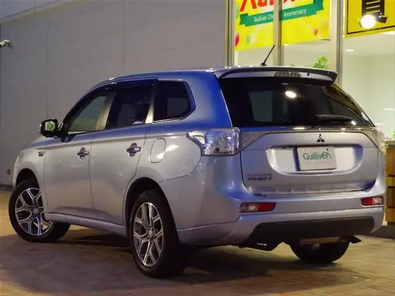 カタログ画像：アウトランダーＰＨＥＶ（OUTLANDER PHEV） Ｇプレミアムパッケージ 2014年1月 DLA-GG2W 2000cc テクニカルシルバーメタリック バック