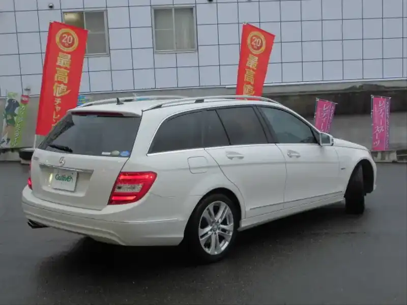 カタログ画像：Ｃクラスステーションワゴン（C-CLASS STATIONWAGON） Ｃ２００ ブルーエフィシェンシー ステーションワゴン アバンギャルド 2011年10月 DBA-204248 1800cc カルサイトホワイト（Ｓ） 燃費13.6km / l バック