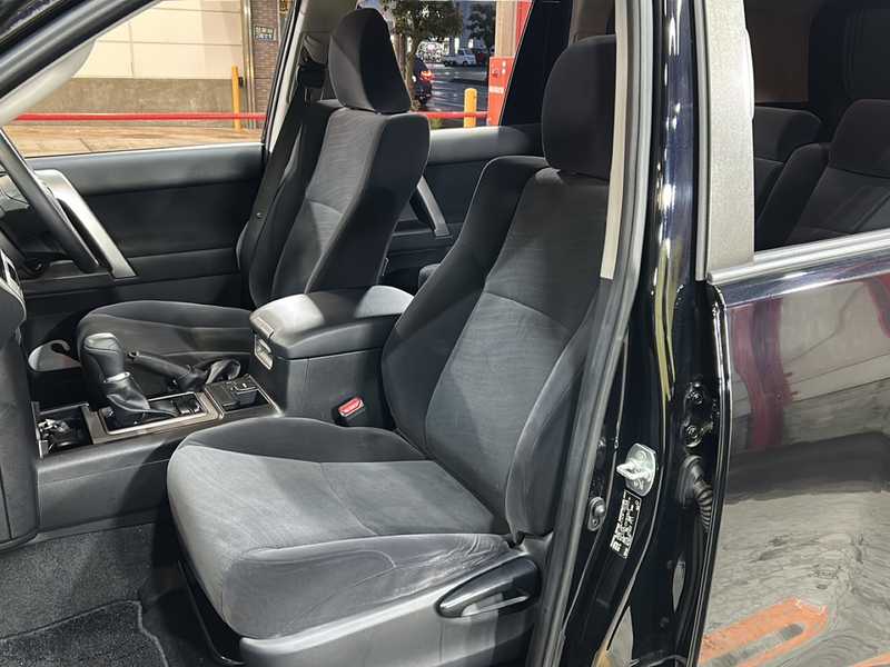 カタログ画像：ランドクルーザープラド（LAND CRUISER PRADO） ＴＸ 2022年8月 3BA-TRJ150W 2700cc ブラックorアティチュードブラックマイカ 燃費8.3km / l フロント