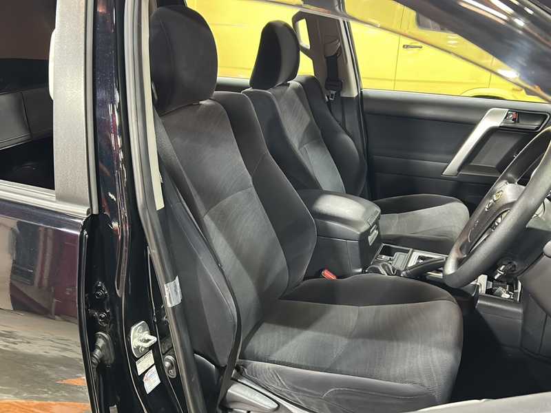 カタログ画像：ランドクルーザープラド（LAND CRUISER PRADO） ＴＸ 2022年8月 3BA-TRJ150W 2700cc ブラックorアティチュードブラックマイカ 燃費8.3km / l フロント