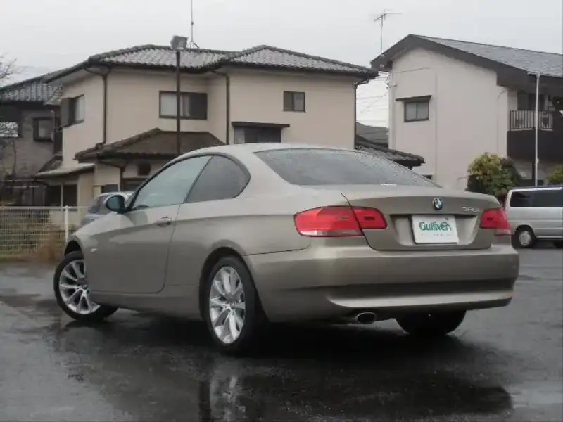 カタログ画像：３シリーズ（3 SERIES） ３２０ｉクーペ ハイラインパッケージ 2010年5月 LBA-KD20G 2000cc 燃費15.2km / l バック