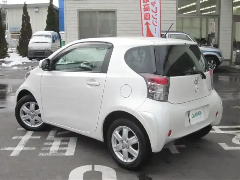 カタログ画像：ｉＱ（IQ） １００Ｇ 2012年5月 DBA-KGJ10 1000cc ホワイトパールクリスタルシャイン 燃費20.8km / l バック