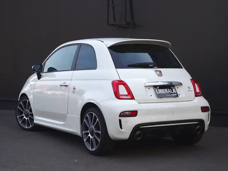 カタログ画像：アバルト５９５（ABARTH 595） ツーリズモ 2018年2月 ABA-31214T 1400cc ビアンコガーラ 燃費12.9km / l バック