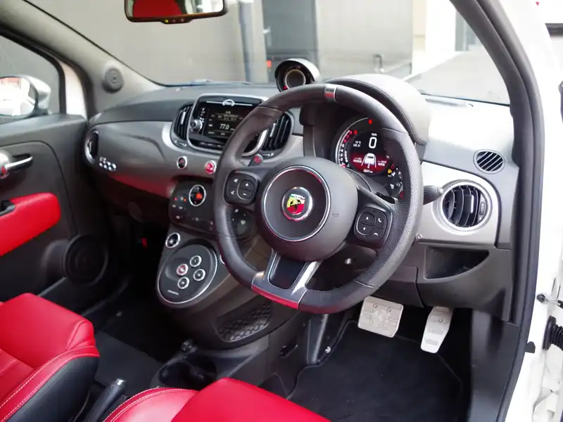 カタログ画像：アバルト５９５（ABARTH 595） ツーリズモ 2018年2月 ABA-31214T 1400cc ビアンコガーラ 燃費12.9km / l 内装