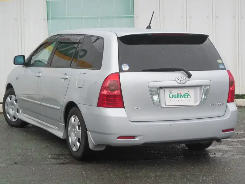 カタログ画像：カローラフィールダー（COROLLA FIELDER） Ｘ ＨＩＤスポーツセレクション 2004年9月 CBA-NZE124G 1500cc シルバーマイカメタリック 燃費14.4km / l  バック