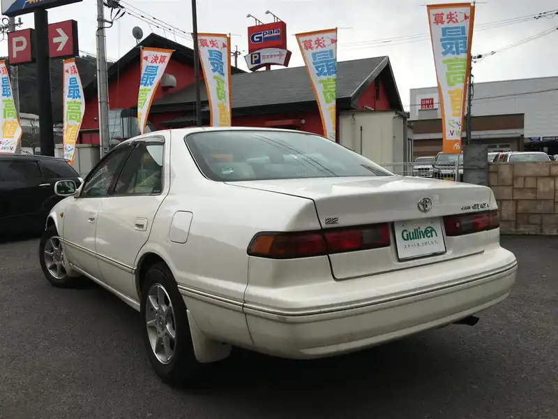 カタログ画像：カムリ（CAMRY） ２．２ Ｖセレクション 1999年8月 GF-SXV20 2200cc スーパーホワイトパールマイカ 燃費10.2km / l  バック