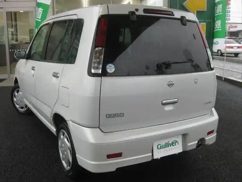 カタログ画像：キューブ（CUBE） コールマンバージョン 2001年5月 TA-AZ10 1300cc ホワイト 燃費14.8km / l  バック