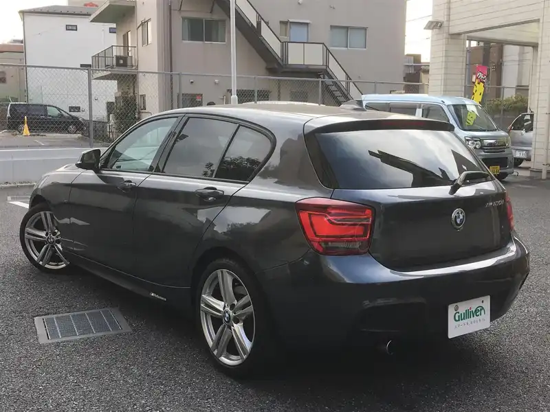 カタログ画像：１シリーズ（1 SERIES） １２０ｉ Ｍスポーツ 2014年8月 DBA-1A16 1600cc ミネラル・グレー（メタリック・カラー） 燃費16.6km / l バック