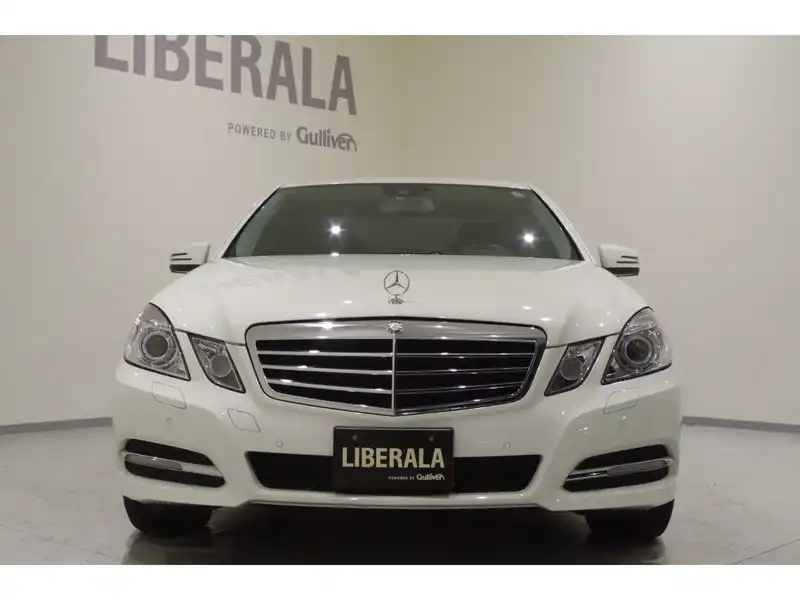 カタログ画像：Ｅクラス（E-CLASS） Ｅ３５０ ブルーエフィシェンシー アバンギャルド 2012年5月 RBA-212059C 3500cc ダイヤモンドホワイト（Ｍ） 燃費12.4km / l フロント