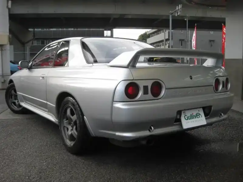 カタログ画像：スカイライン（SKYLINE） ＧＴ－Ｒ 1993年8月 E-BNR32 2600cc スパークシルバーメタリック（スーパーファインコーティング） 燃費8.2km / l  バック