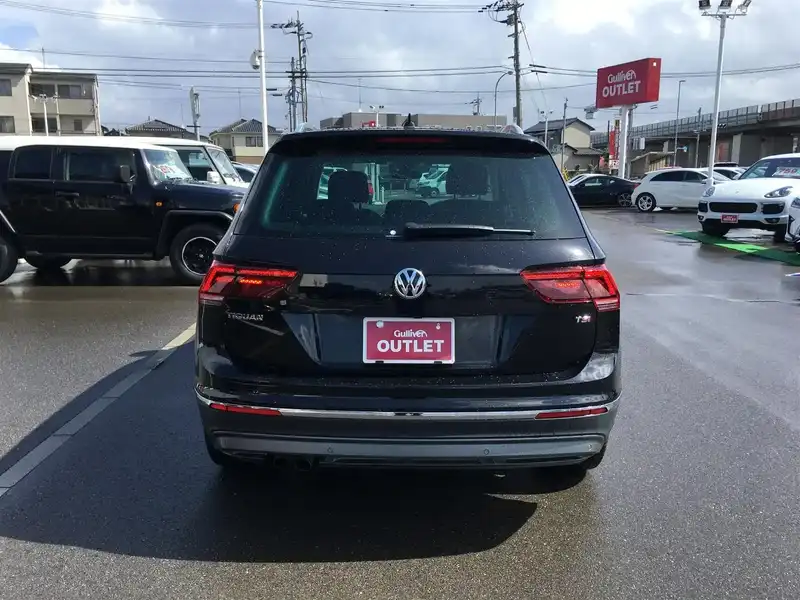 10118014 | カタログ画像：ティグアン（TIGUAN） ＴＳＩ ハイライン 2018年3月 ABA-5NCZE 1400cc ディープブラックパールエフェクト バック