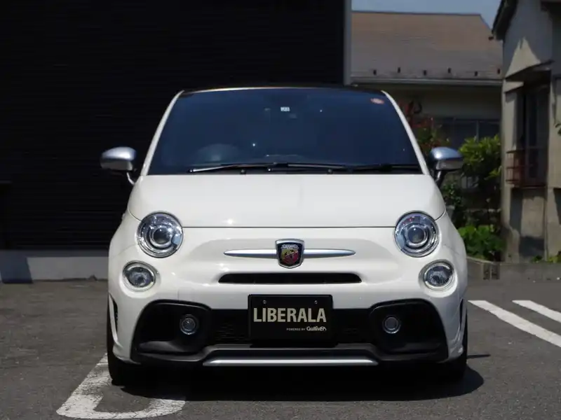 カタログ画像：アバルト５９５Ｃ（ABARTH 595C） ツーリズモ 2018年2月 ABA-31214T 1400cc ビアンコガーラorネロスコルピオーネ×ビアンコガーラ 燃費12.9km / l フロント