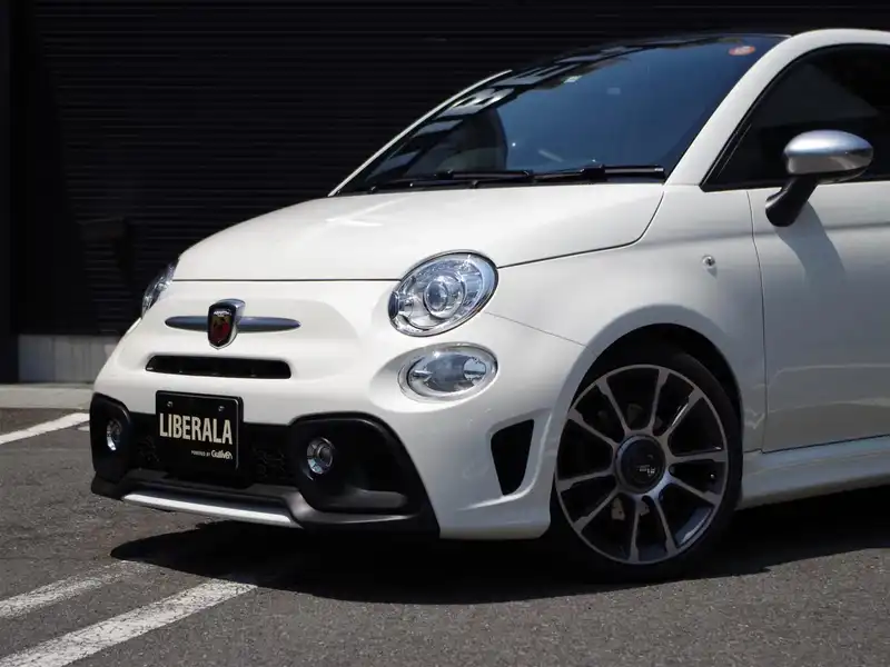 カタログ画像：アバルト５９５Ｃ（ABARTH 595C） ツーリズモ 2018年2月 ABA-31214T 1400cc ビアンコガーラorネロスコルピオーネ×ビアンコガーラ 燃費12.9km / l フロント