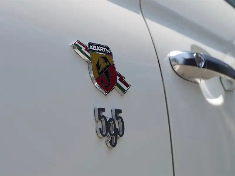 カタログ画像：アバルト５９５Ｃ（ABARTH 595C） ツーリズモ 2018年2月 ABA-31214T 1400cc ビアンコガーラorネロスコルピオーネ×ビアンコガーラ 燃費12.9km / l 外装