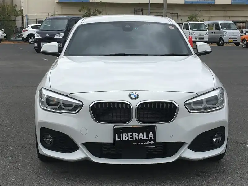 カタログ画像：１シリーズ（1 SERIES） １１８ｉ Ｍスポーツ 2015年9月 DBA-1R15 1500cc アルピン・ホワイトⅢ（ソリッド・カラー） 燃費18.1km / l フロント