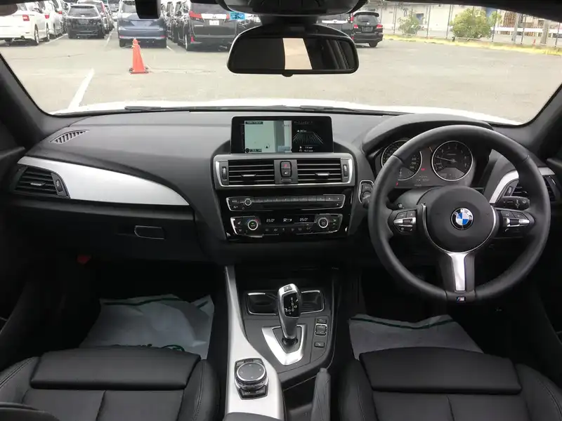 カタログ画像：１シリーズ（1 SERIES） １１８ｉ Ｍスポーツ 2015年9月 DBA-1R15 1500cc アルピン・ホワイトⅢ（ソリッド・カラー） 燃費18.1km / l 内装