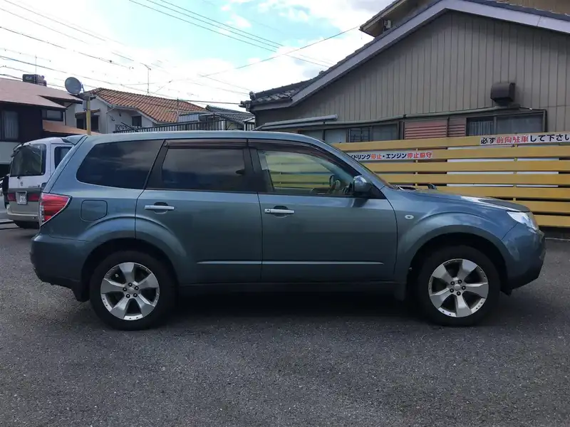 カタログ画像：フォレスター（FORESTER） ２．０ＸＳ プラチナセレクション 2009年1月 DBA-SH5 2000cc セージグリーン・メタリック 燃費13.8km / l  外装