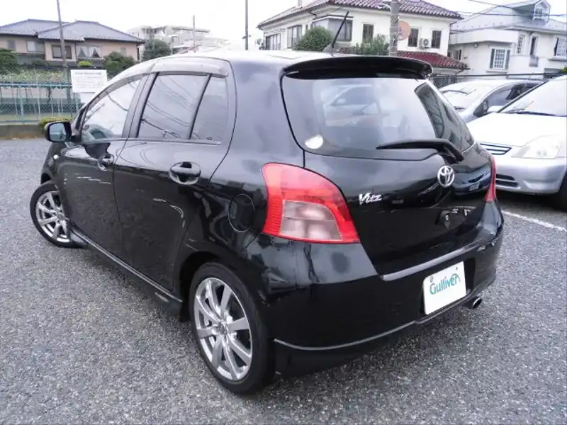 カタログ画像：ヴィッツ（VITZ） Ｆ インテリジェントパッケージ 2007年1月 DBA-KSP90 1000cc ブラックマイカ 燃費24.5km / l  バック