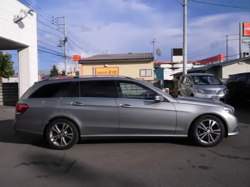 カタログ画像：Ｅクラスステーションワゴン（E-CLASS STATIONWAGON） Ｅ３００ ４マチック ステーションワゴン アバンギャルド 2014年10月 RBA-212280C 3500cc テノライトグレー（Ｍ） 燃費12.0km / l 外装