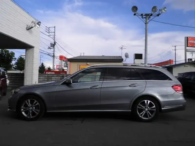 カタログ画像：Ｅクラスステーションワゴン（E-CLASS STATIONWAGON） Ｅ３００ ４マチック ステーションワゴン アバンギャルド 2014年10月 RBA-212280C 3500cc テノライトグレー（Ｍ） 燃費12.0km / l 外装