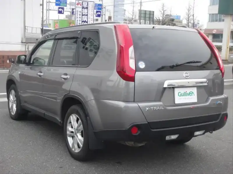 カタログ画像：エクストレイル（X-TRAIL） ２０ＧＴ Ｓ 2013年1月 LDA-DNT31 2000cc ブリリアントシルバー（Ｍ）orブレードシルバー（Ｍ） 燃費14.2km / l バック