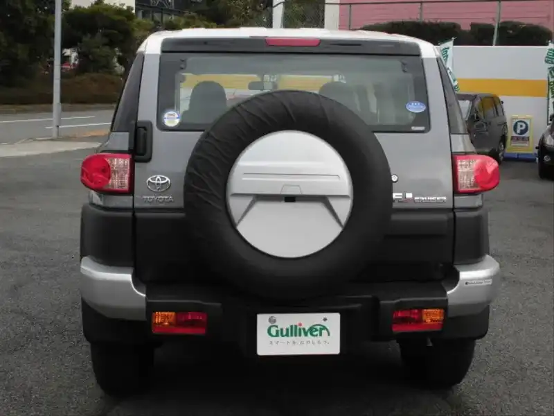 カタログ画像：ＦＪクルーザー（FJ CRUISER） オフロードパッケージ 2010年12月 CBA-GSJ15W 4000cc ツートーン グレーメタリック 燃費8.4km / l  バック